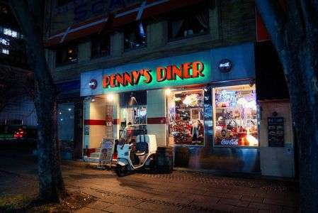 「PENNY'S DINER」貿易協会ビル