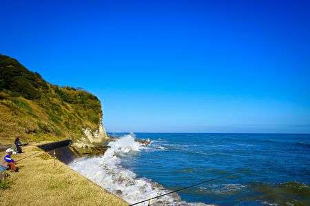 荒波と釣り人