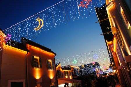 夕暮れに浮かぶ月