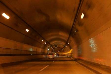 トンネルのなかで