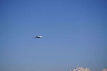 立山連峰と着陸する飛行機