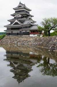 雨上がりの松本城