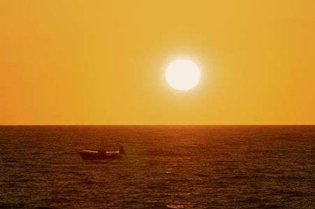 積丹沖　夕日とイカつり船