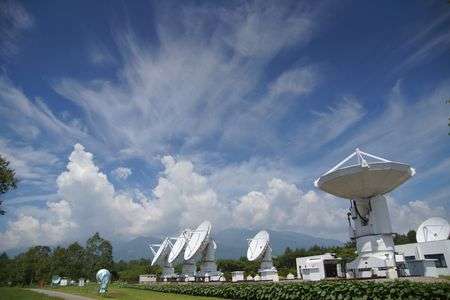 夏空を見上げる