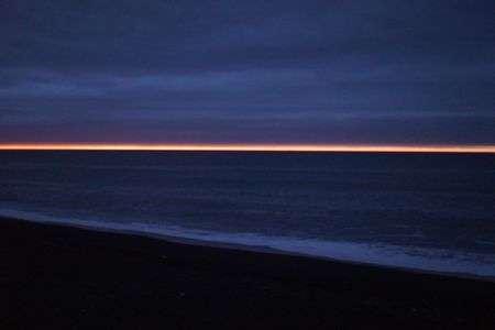 海と雲の間からの夕焼け