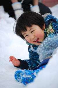 雪と戯れる幼児