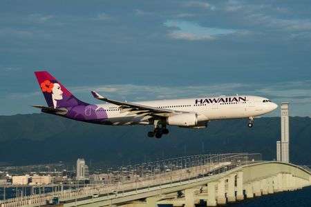 関空連絡橋とハワイから来たうらやましい飛行機