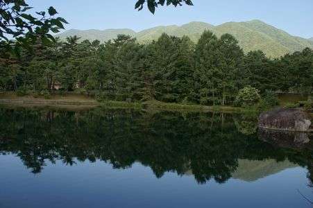 水面に映る駒ヶ根の山々
