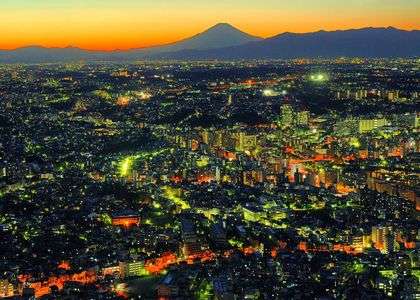 夜景に浮かぶ富士山