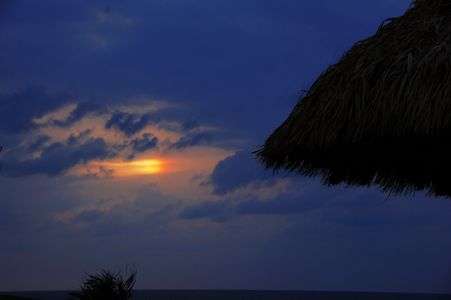 夕日にみる虹色