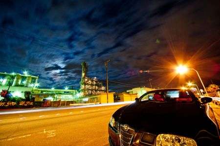 夜の工場とマイカー
