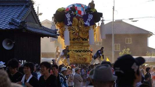 ２階建ての家が動いてます