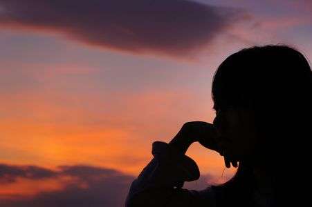 夕日をみつめる