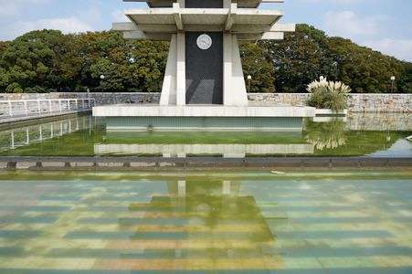 何かの記念の塔の足元