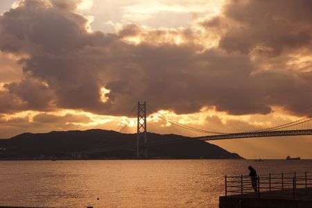 夕日を背にした明石海峡大橋