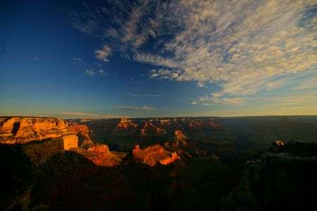 グランドキャニオンの朝焼けと秋雲