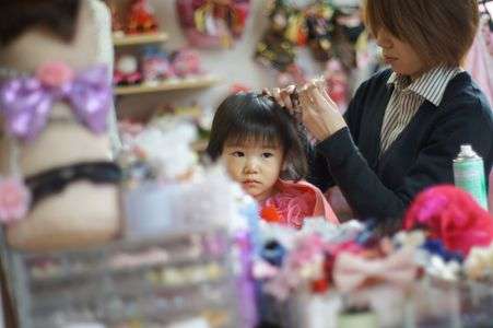 初めてのヘアメイク･･･不安そう(笑)