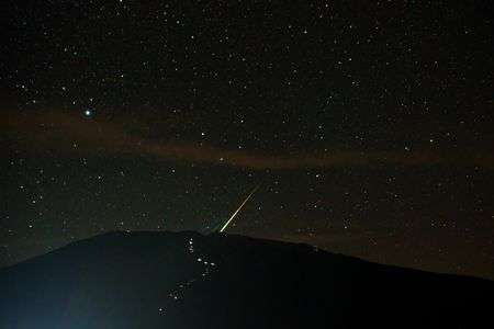 御岳山頂上に降りる火球