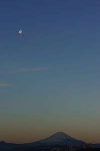 富士山と月
