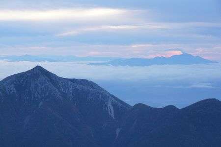 常念岳のむこうに浅間山（北穂高から）