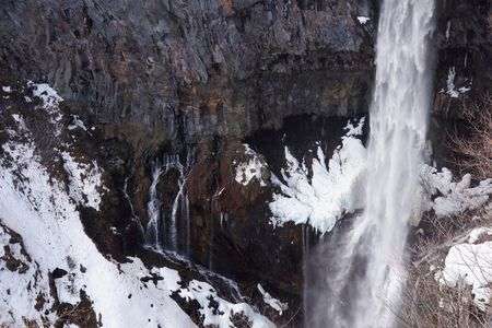 小さな滝見つけた