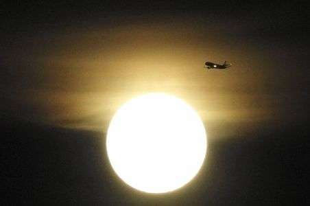 ストロベリームーンと旅客機