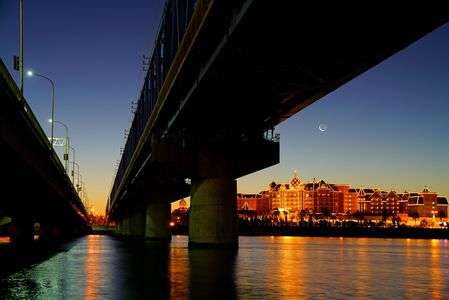 銀河鉄道と不夜城に三日月