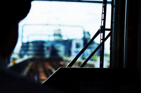電車の運転席越しに