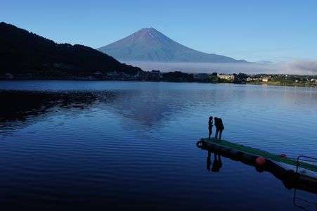 早朝の湖畔