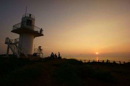 夕焼けと灯台と