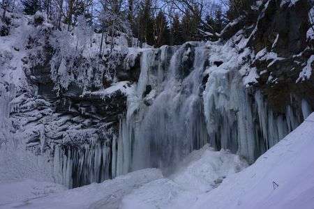 凍てつく滝