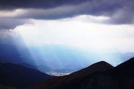 雪雲に覆われた湯布院盆地