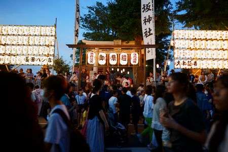 祭りの中の鮮やかな提灯