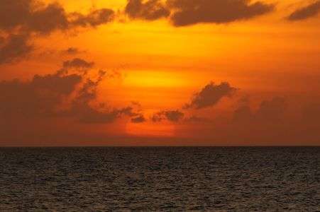 雲に落ちる太陽