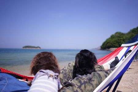 小豆島の海の綺麗さに見とれる我が子たち