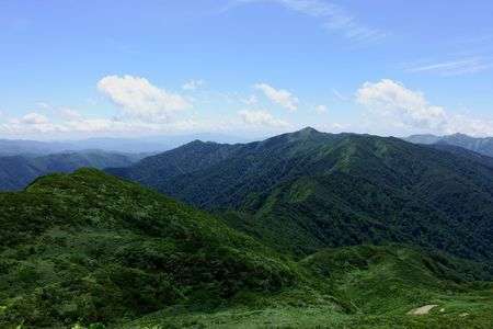 神室山山頂より望む神室連峰