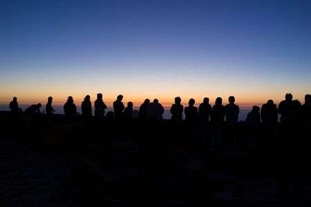 朝日を臨む登山者ら