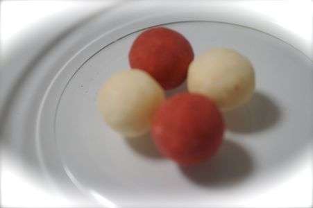 盆の上で砂糖を三度「研ぐ」