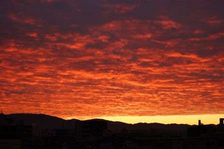 朝焼けに染まる雲