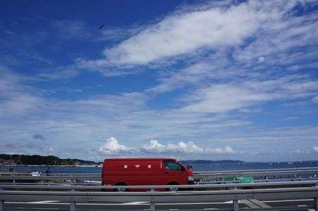 江ノ島へ運ぶ郵便屋さん