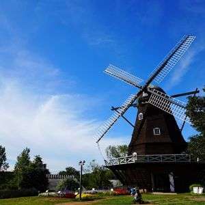 空と風車と花