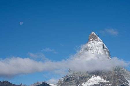マッターホルンと月