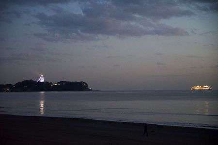 江ノ島イルミネーションと飛鳥Ⅲ