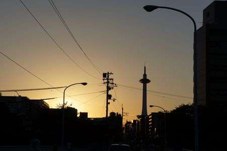 夕暮れの京都タワー