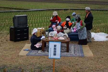 七瀬川、雨のかかし祭り