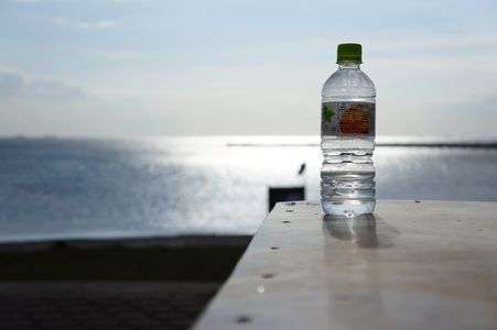 ペットボトルと海