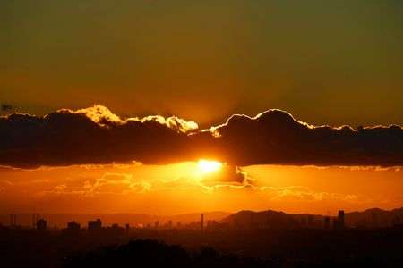 夕日に照らされたビル群