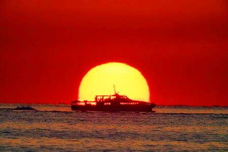 沈みゆく夕陽と高速船（あわじジェノバライン）