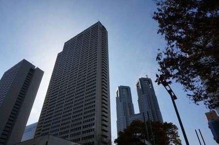 秋晴れの高層ビル