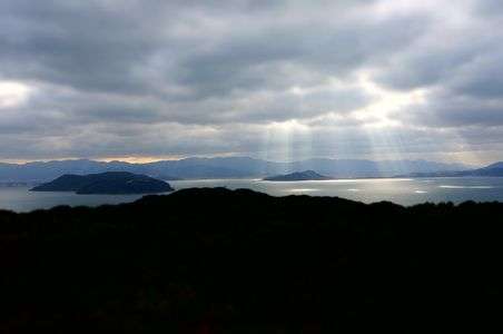 隙間から陽射し